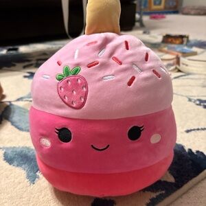 Strawberry Cupcake (Foodie Squad)